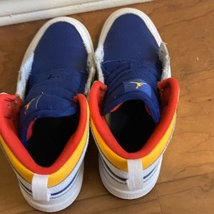 These are Jordan’s. Shoe laces are missing.